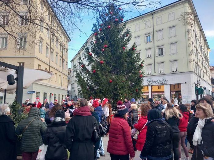 Natale in Largo Barriera: il coro “Amici per Caso” incanta la Vigilia