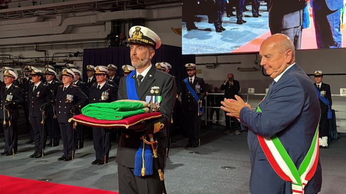 Trieste celebra il 71°del ritorno all’Italia: sulla Nave Trieste consegna della Bandiera di Combattimento