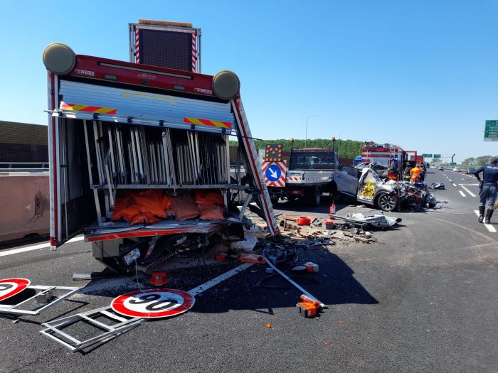 Tragedia in A4, due triestini morti nello schianto contro mezzi di manutenzione