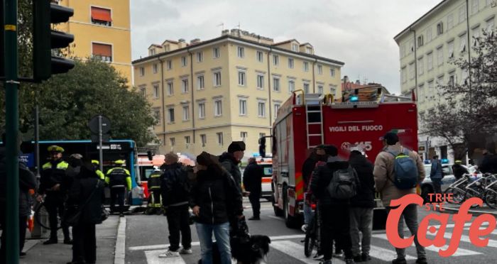 Doppio investimento in largo Barriera, 18enne e 15enne attraversano col rosso: all'ospedale (VIDEO)