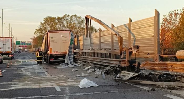 Incidente all’alba sulla tangenziale di Mestre: tir contro le barriere, traffico bloccato
