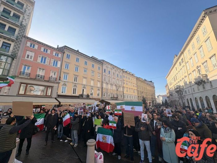 Trieste accende candele per l’Iran: in Ponterosso veglia per la libertà e per chi è caduto lottando