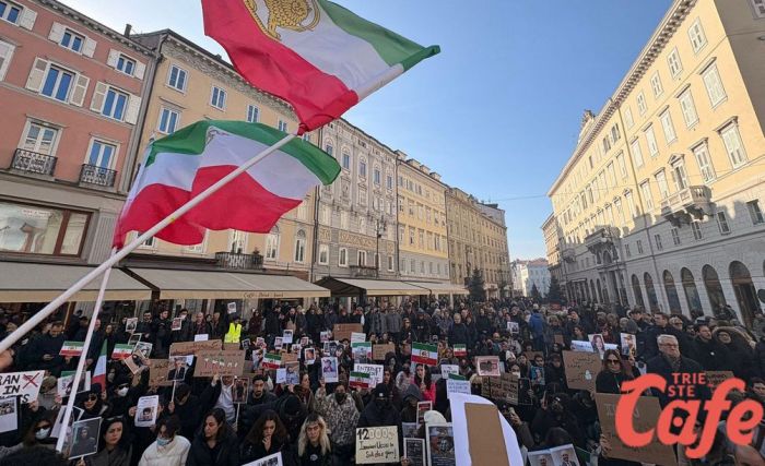 Trieste con Iran: oltre 200 in piazza della Borsa: “Possono spegnere internet ma non la libertà” (FOTO-VIDEO)
