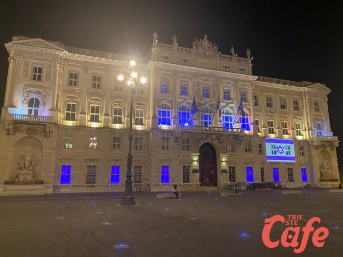 Palazzo della Regione in piazza Unità illuminato di blu in segno di solidarietà a Israele (FOTO)