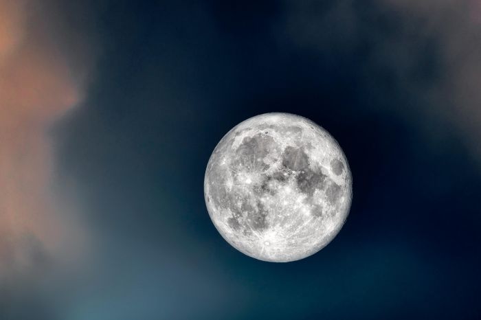 Doppia Luna piena per il cielo di maggio, apre e chiude il mese 