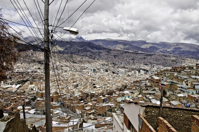 Bolivia: scontro frontale fra un camion e un bus, almeno 22 morti per un sorpasso azzardato