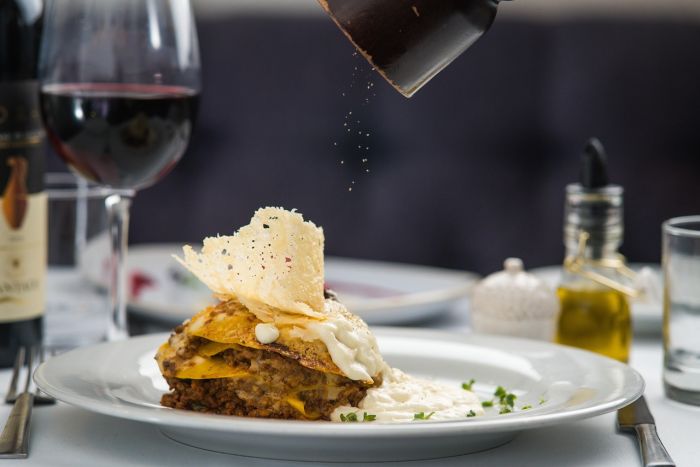 Allarme di una triestina: "Gira in centro un uomo che ordina cene e vini costosi e non paga!!"