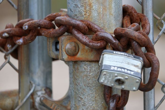 "Cassette portachiavi in città? Vietate dal regolamento urbano, rimuovetele"