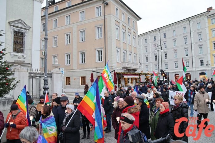 Marcia per la pace: in 200 sfilano in centro, fiori in mare in ricordo dei migranti morti (FOTO-VIDEO)