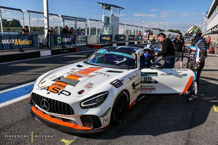 GT4 Endurance, trionfo al Slovakiaring: Matthias Lodi conquista la pole position e la vittoria 