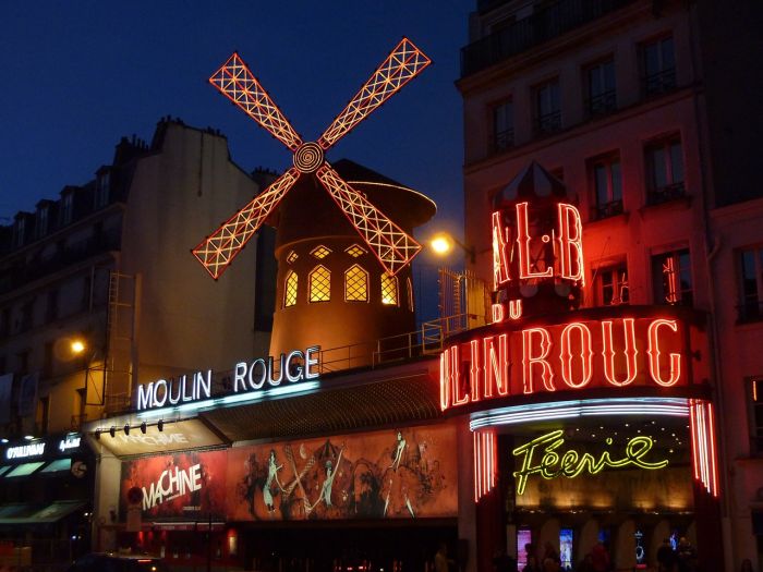 Francia: cadute le pale del Moulin Rouge, non ci sono feriti