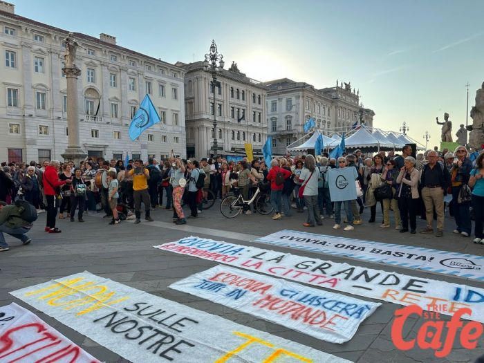 Ovovia, il popolo del no scende in piazza: “Battaglia di democrazia”. Centinaia in piazza Unità (FOTO-VIDEO)