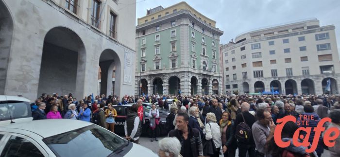 Un triestino ironizza sul corteo contro l’ovovia: “4.000 in piazza, ma il 98% resta a casa”