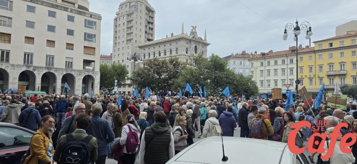 "No ovovia", migliaia Sfilano nel centro di Trieste (FOTO-VIDEO)