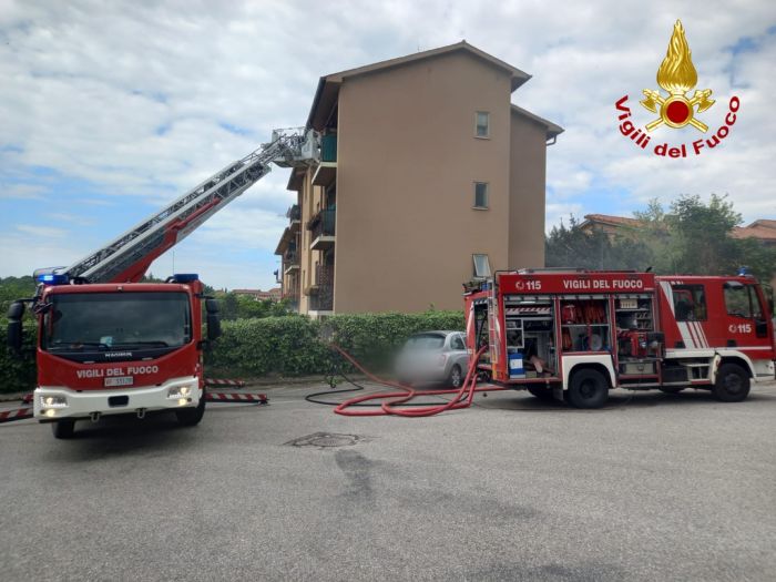 Borgo San Sergio, incendio al piano seminterrato di uno stabile: uomo con cane accompagnato all'esterno
