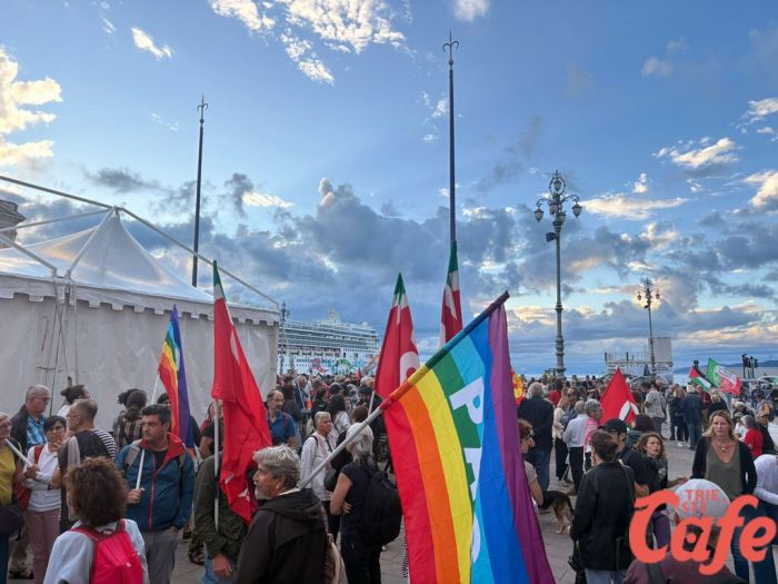 Trieste, presidio sulla pace in Largo Barriera nel giorno dell’Unità nazionale e delle forze armate