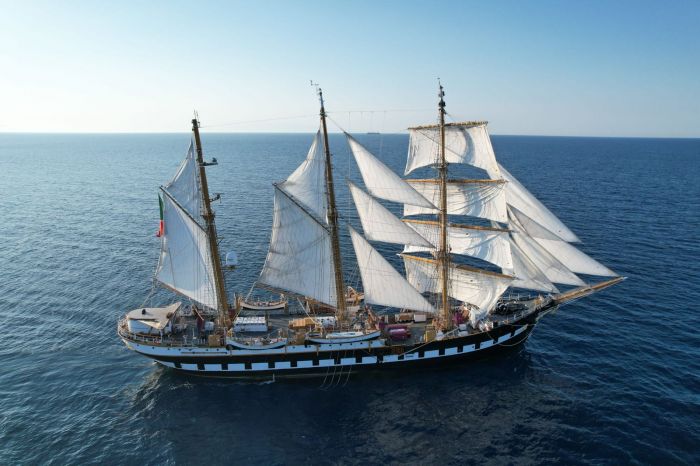 Sorpresa alla Barcolana, ci sarà anche l'amata nave scuola Palinuro!