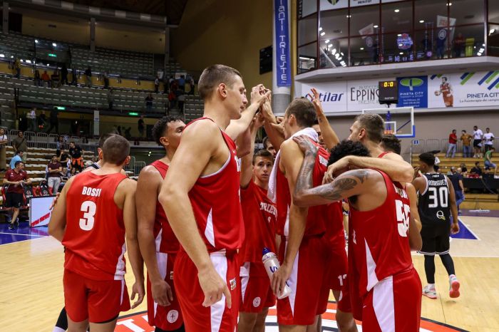 Pallacanestro Trieste trionfa contro Sassari nonostante la squalifica del campo 