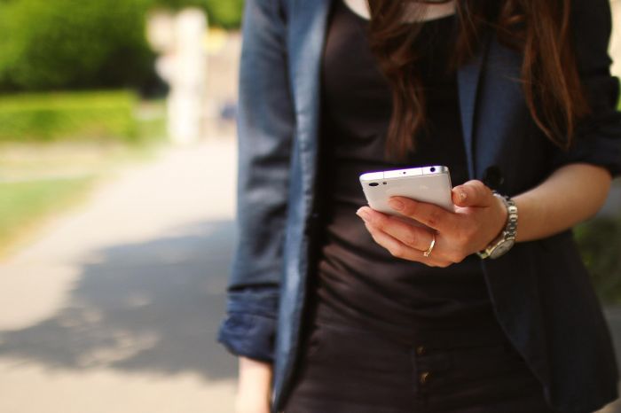 Luce "zombie", in Slovenia arrivano i semafori per chi è distratto dallo smartphone 
