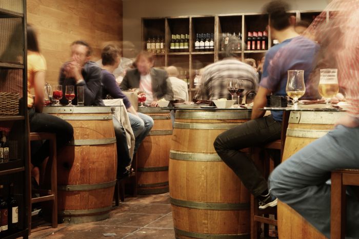 Triestina infuriata con un bar: "Un gabbiano ruba i panini dei clienti seduti ai tavolini che rimangono a digiuno!!"