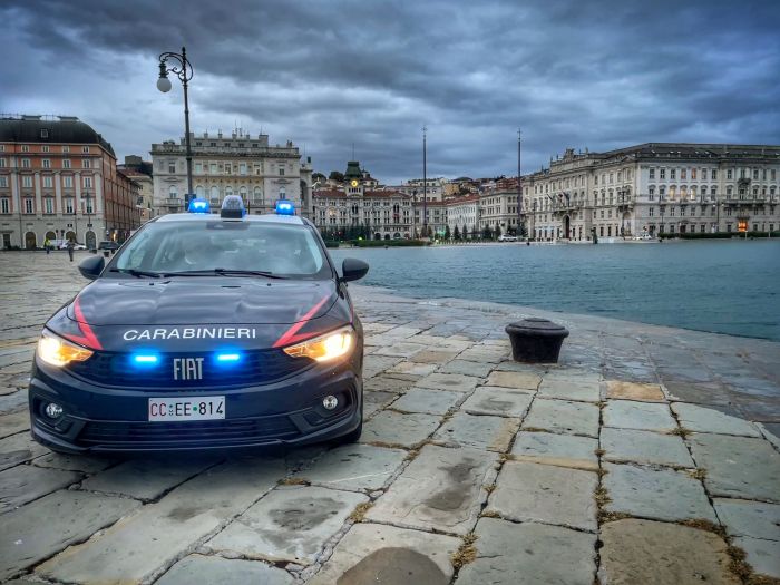 Ladra 'profumata' svuota senza sosta le scansie delle profumerie: arrestata (ma profumata) 