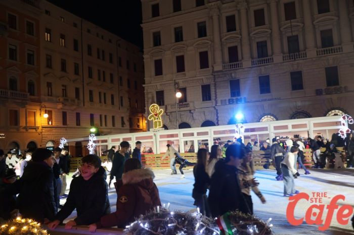 Dipiazza inaugura la pista di pattinaggio: «Nel 2026 porteremo in piazza Unità» (FOTO- VIDEO)