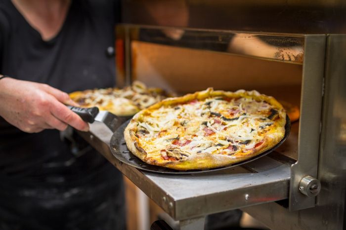 Furto nella notte in pizzeria, arrestato ladro grazie all’allarme collegato al cellulare