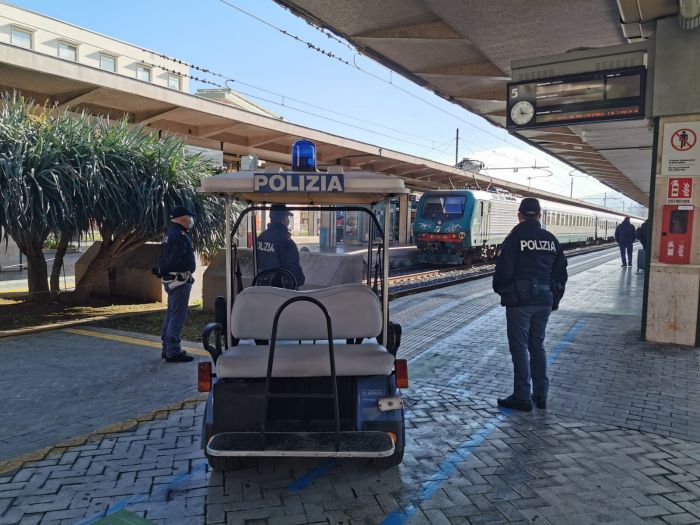 Cagnolina scappa precipitando in un burrone: polizia ferroviaria e vigili del fuoco la recuperano salvandola!! 