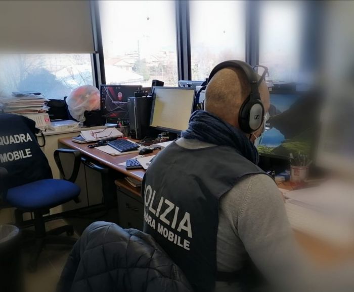 Fvg: sorpreso all’esame per la patente con microcamera e auricolare, denunciato un 44enne indiano