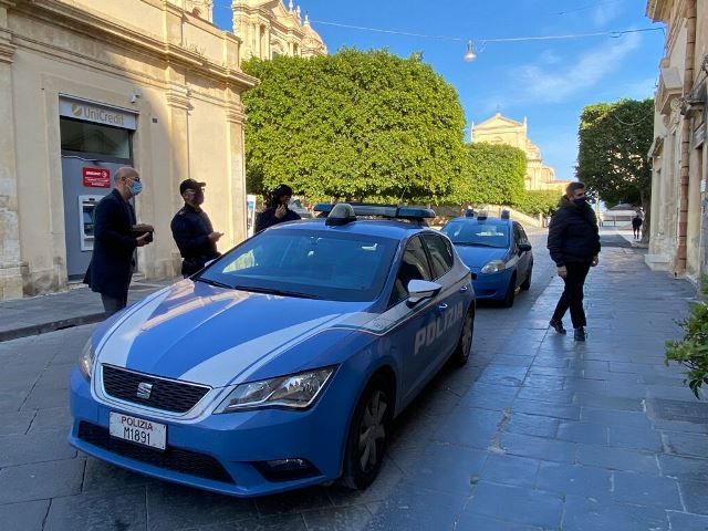 Ai domiciliari, cittadino bengalese esce per una passeggiata ed aggredisce polizia