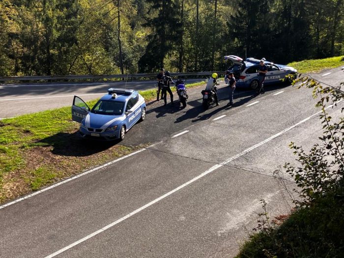 Van con migranti sfugge a controllo e si schianta a Rabuiese, due arresti e 15 al Burlo