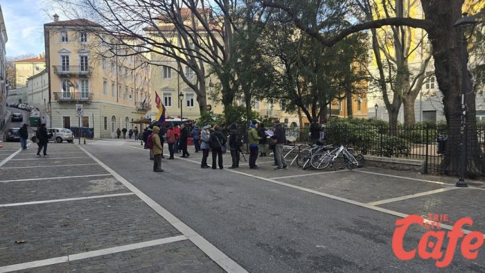 'Giù le mani dal Venezuela', il presidio diventa realtà: 50 in piazza Hortis sfidano il freddo (FOTO-VIDEO)