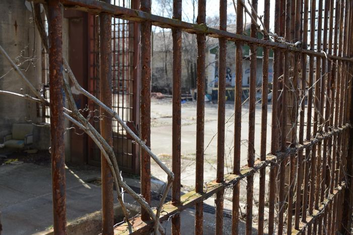 Udine, violenta aggressione in carcere: quattro agenti feriti, due con fratture