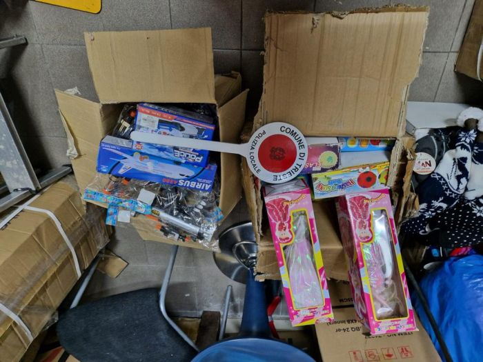 In Borgo Teresiano si vendono giocattoli vietati per i bimbi. maxi operazione della polizia locale