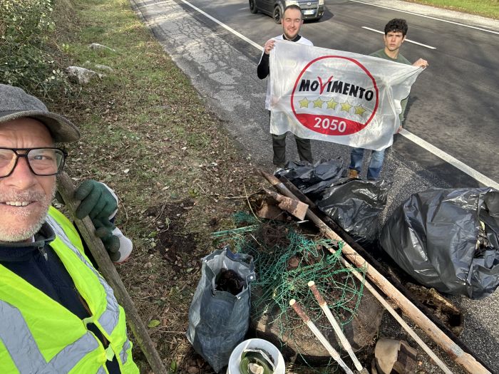 Movimento 5 Stelle in azione sulla SP35: raccolti ingombranti e un copertone di camion