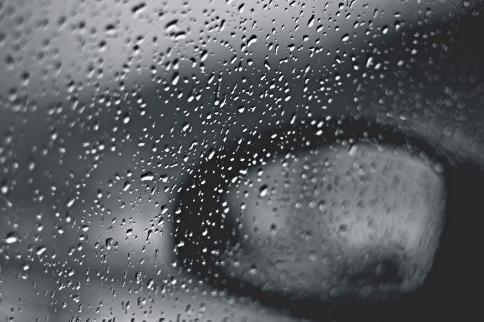 Strade bagnate, rischio aquaplaning: quanti sanno davvero come evitarlo?