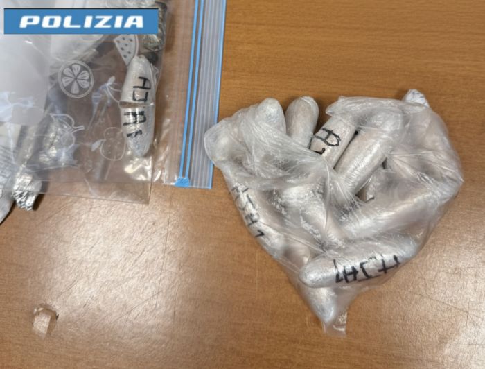 Ovuli di eroina nascosti nelle mutande e nel calzino, arrestati due stranieri 
