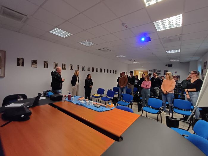 Polizia locale, corso di basic lifer support - early defibrillation con gli infermieri di emergenza