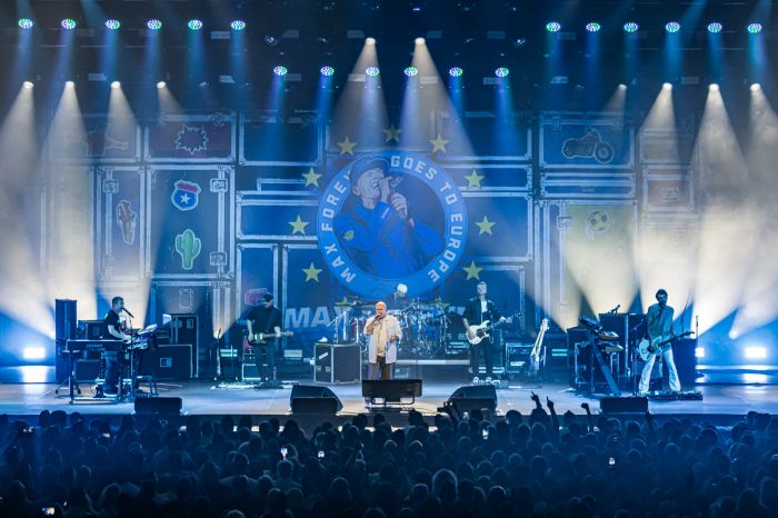 Max Pezzali conquista l’arena Bonifika di Koper: sold out, cori e nostalgia sotto le stelle, oggi il bis