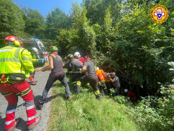 75enne va in gita in montagna e si procura uno strappo muscolare:  recuperato dal soccorso alpino 