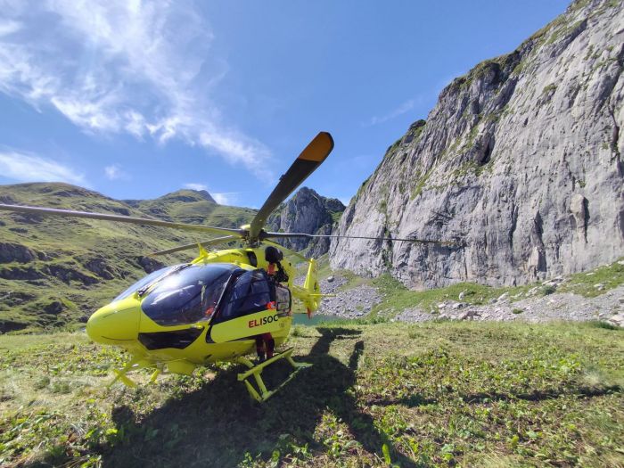 Escursionista croata soccorsa in elicottero sul Montasio: distorsione alla gamba la blocca a 2.270 metri