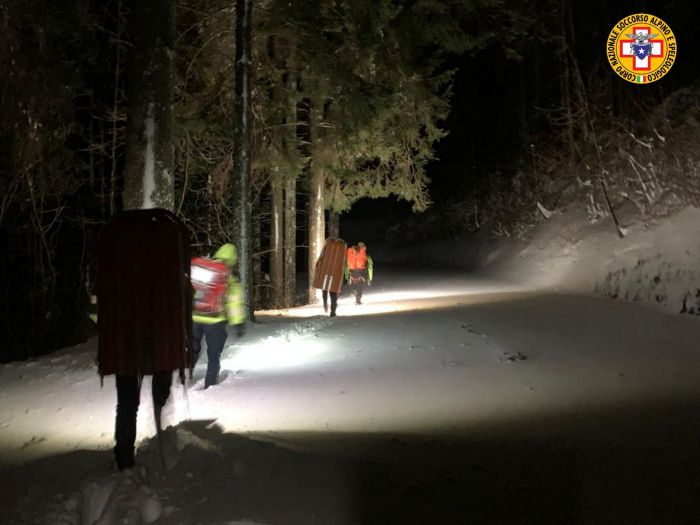 Valanga sul Lussari, snowboarder travolto e recuperato al buio con politraumi: corsa contro il tempo