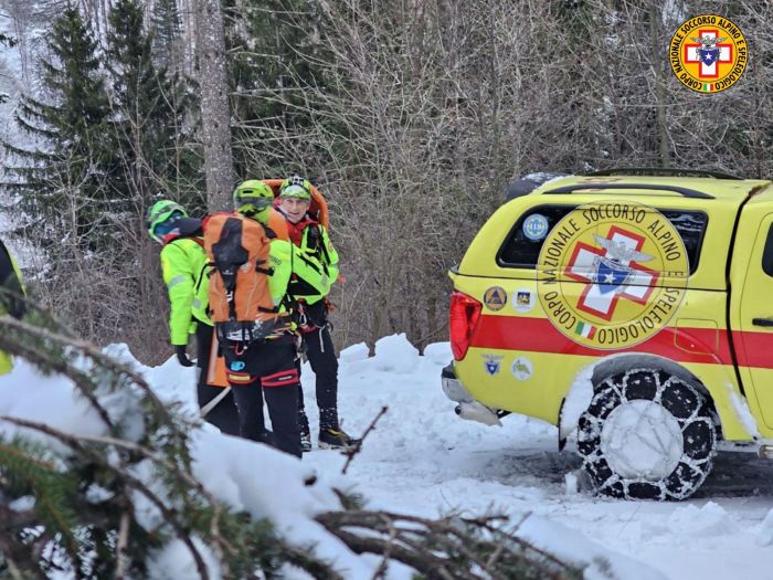 Bloccati dalla neve fuori sentiero: recuperati due giovani escursionisti in Veneto
