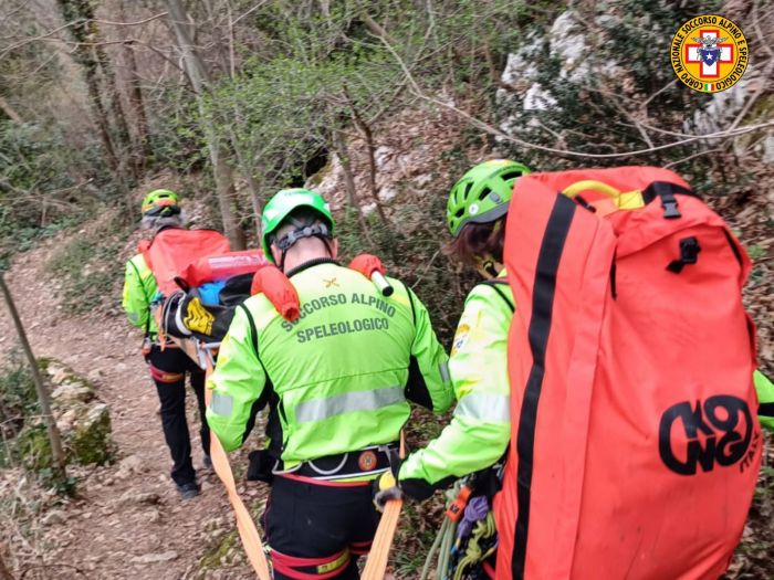 Ferrata Valmeduna, escursionista sfinito e ferito a un piede: recuperato con l’elisoccorso