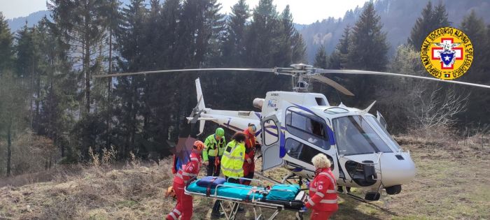 Trieste, incidente sui sentieri: ciclista cade senza casco, recupero complesso nella zona delle Cascatelle