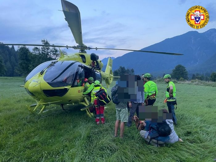 Monte Matajur, donna si frattura la caviglia sotto la cima: soccorsa in elicottero davanti ai figli