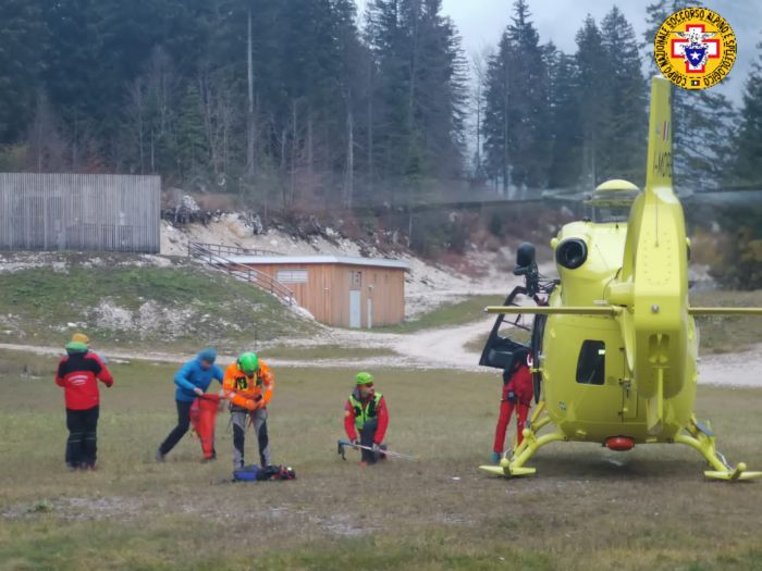 Cade per 15 metri sul Campanile di Val Montanaia: alpinista lecchese soccorso e portato all'ospedale 