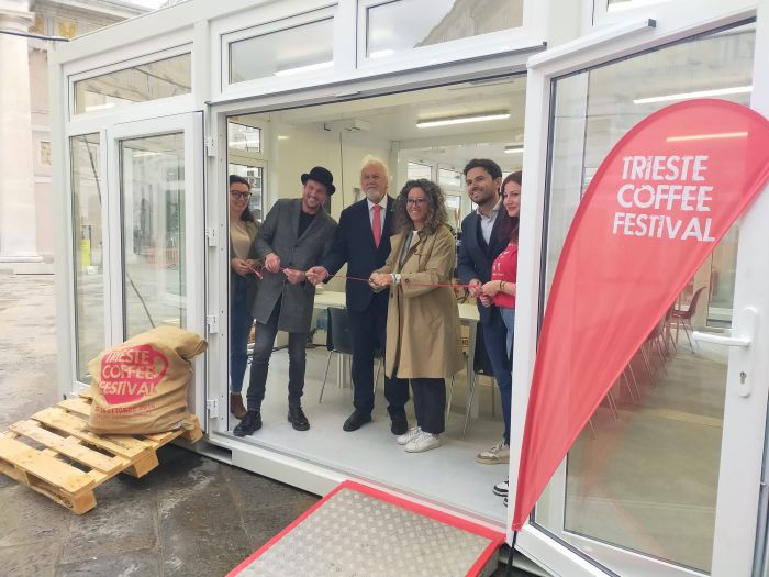 Taglio del nastro per il Villaggio del Trieste Coffee Festival in piazza della Borsa