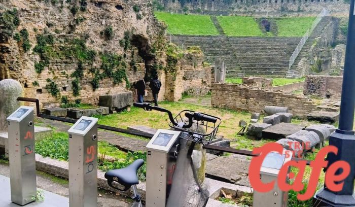 Bevono e fumano (chissà cosa...) tra le rovine del Teatro Romano a Trieste
