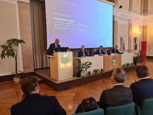 L'assessore all'incontro dei soci di Mib School of management Trieste